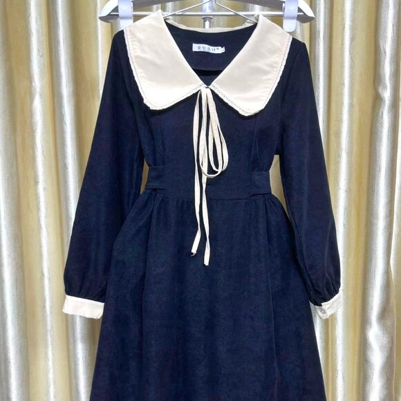 Dresses & Skirts - 🎀 Black Dress with Oversized Cream Collar